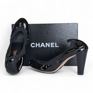 CHANEL BLACK PATENT LEATHER CC LOGO ELASTIC CAP PUMPS 7.5 (38)